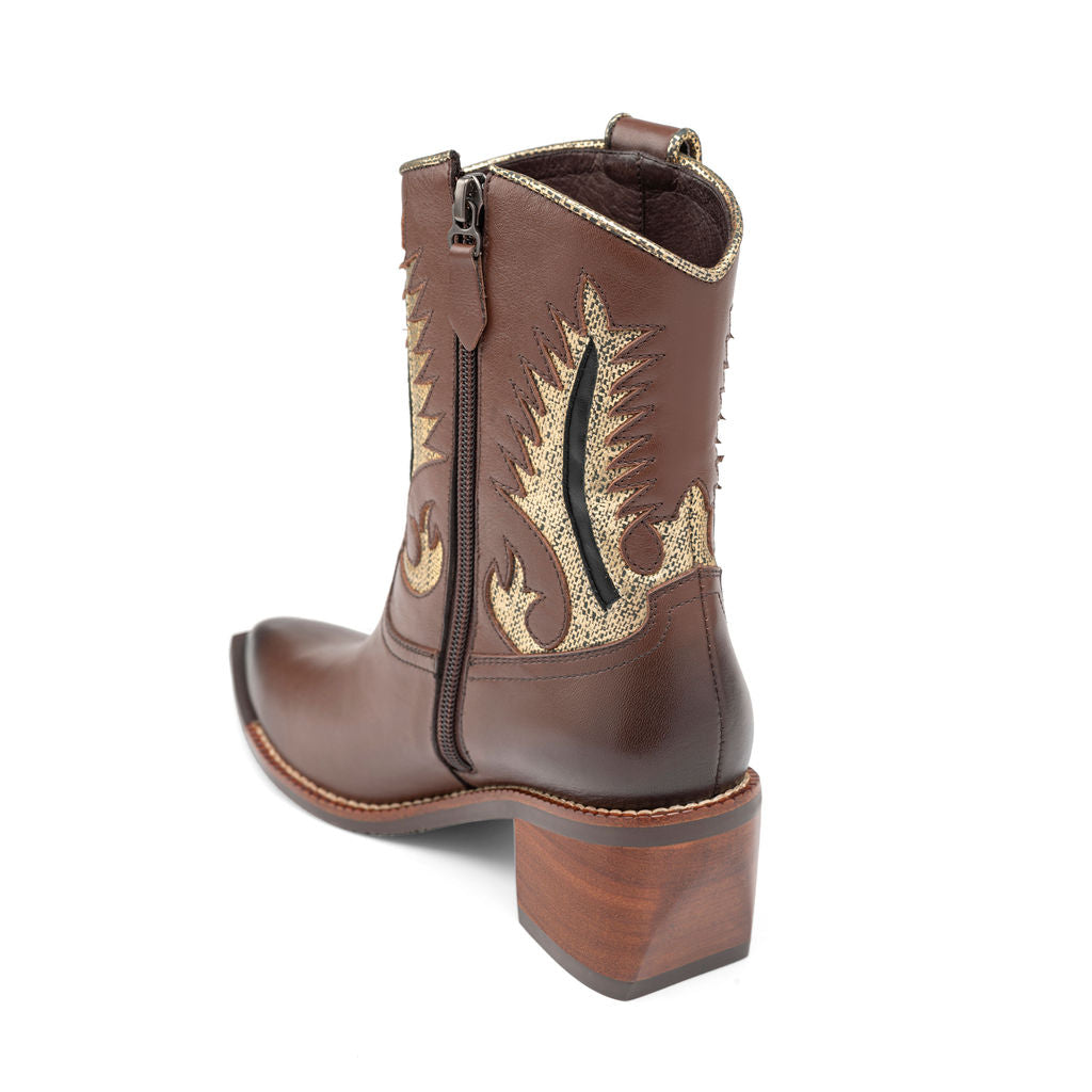 ⁠Agatha marrón y dorado